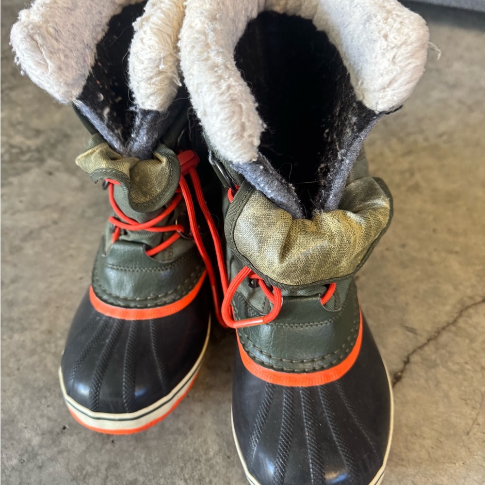 Kids Sorel snow boots size 3